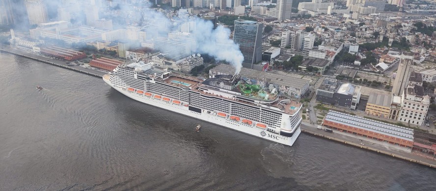 O maior navio da história a navegar em águas brasileiras, o MSC Grandiosa, chega no Pier Mauá nesta quinta-feira (23), com previsão de atracação às 8h, e tem capacidade para mais de seis mil passageiros a bordo! A embarcação tem 331 metros de comprimento e 75 metros de altura.