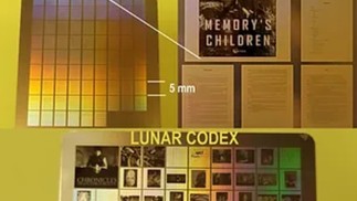 Livro Memory's Children e o catálogo da exposição de arte Crônicas de um Futuro Predito salvos na tecnologia NanoFiche — Foto: Site Lunar Codex