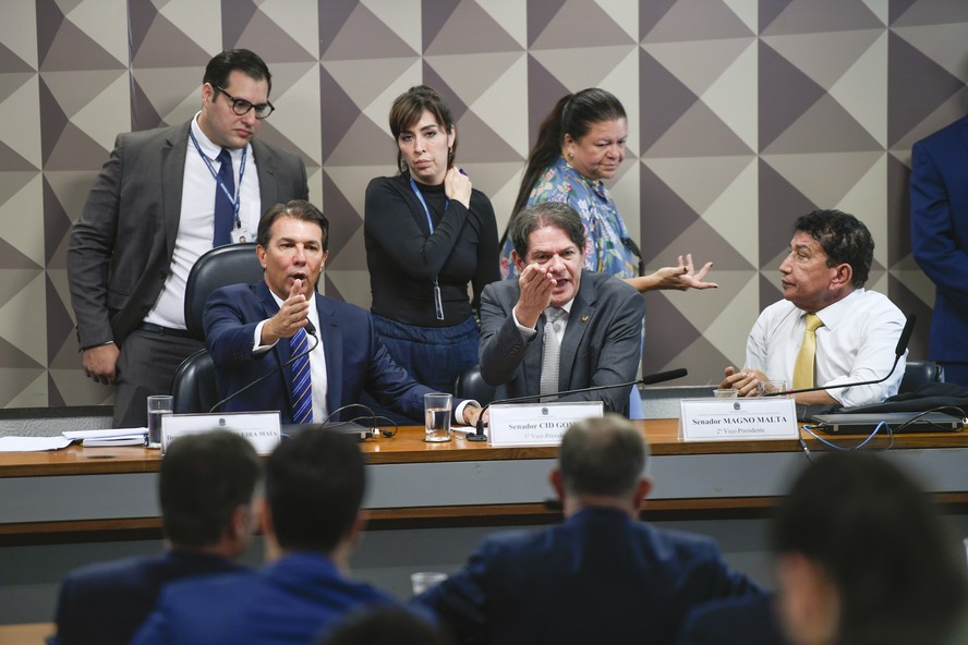 Parlamentares durante sessão de abertura dos trabalhos da CPI do 8 de janeiro