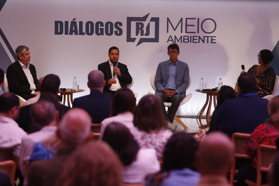 Diálogos RJ: da esquerda para a direita, Alexandre Bianchini (diretor-presidente da Águas do Rio), Thiago Pampolha (vice-governador e secretário do Ambiente e Sustentabilidade) e Ricardo Gomes (biólogo marinho e diretor do Instituto Mar Urbano)