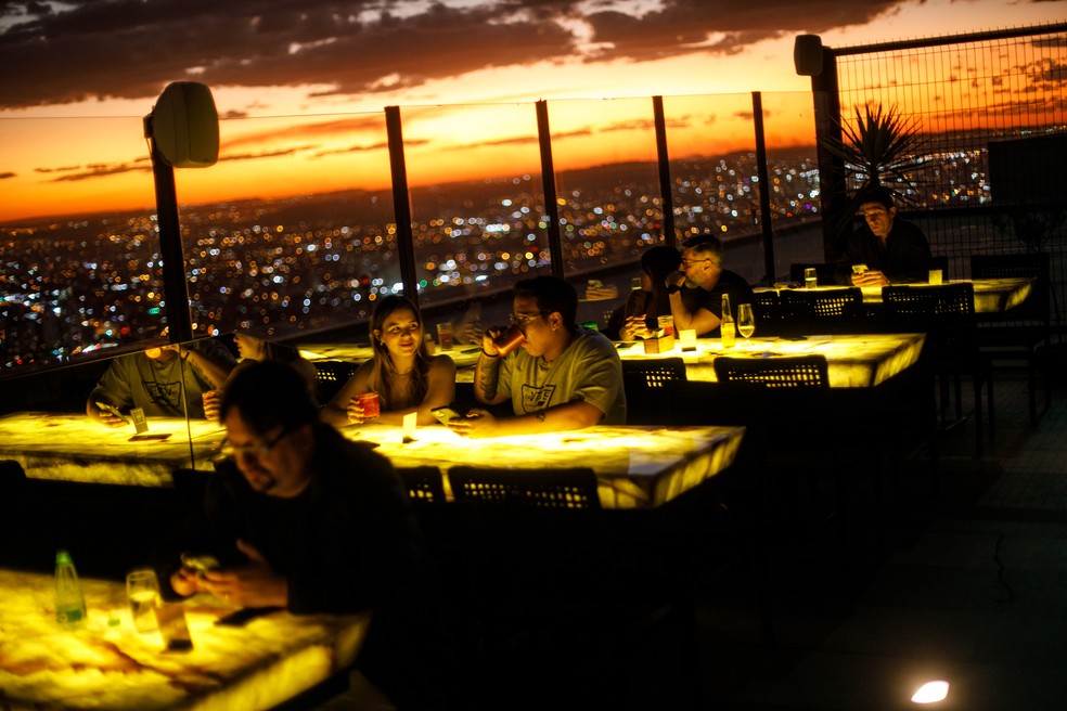 O rooftop do restaurante Gra, do chef premiado Ian Baiocchi: cardápio autoral, selfies, pôr do sol e planos de expansão — Foto: Brenno Carvalho