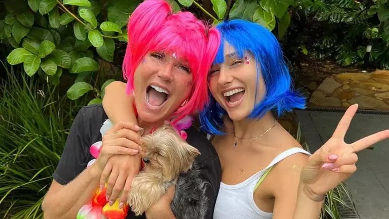 Ao lado de Doralice, Xuxa e Sasha brincam com perucas coloridas  — Foto: Reprodução Instagram