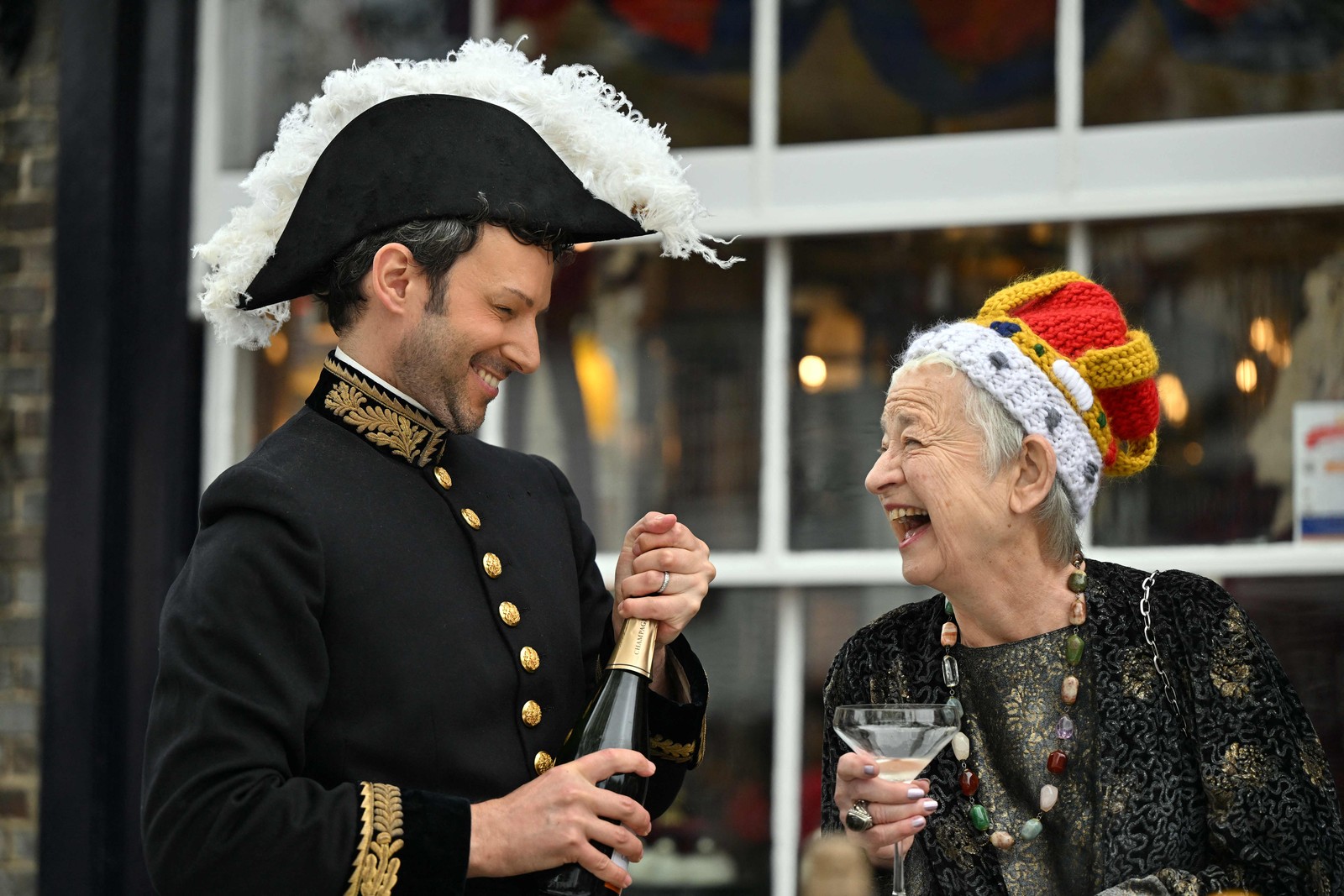 Britânicos tomaram as ruas de Londres e várias cidades do Reino Unido para o "Grande Almoço de Coroação" — Foto: GLYN KIRK / AFP