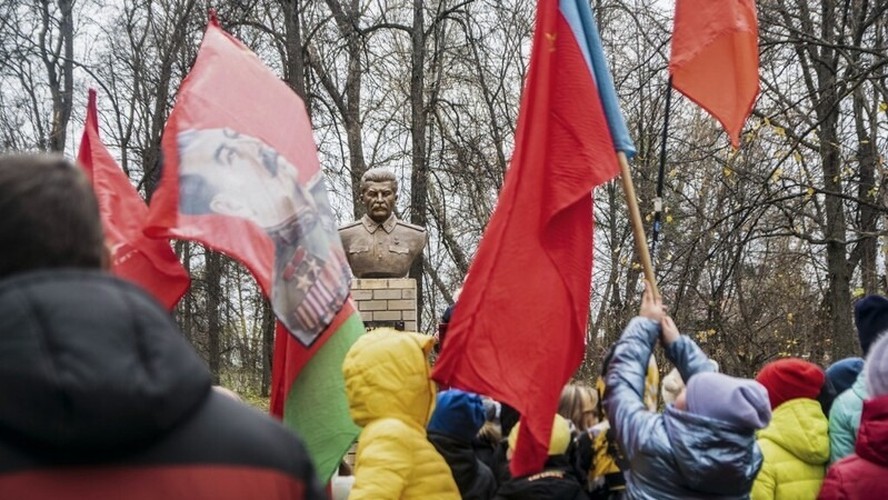 Parque infantil na Rússia recebe a mais recente de 100 novas estátuas de Stalin