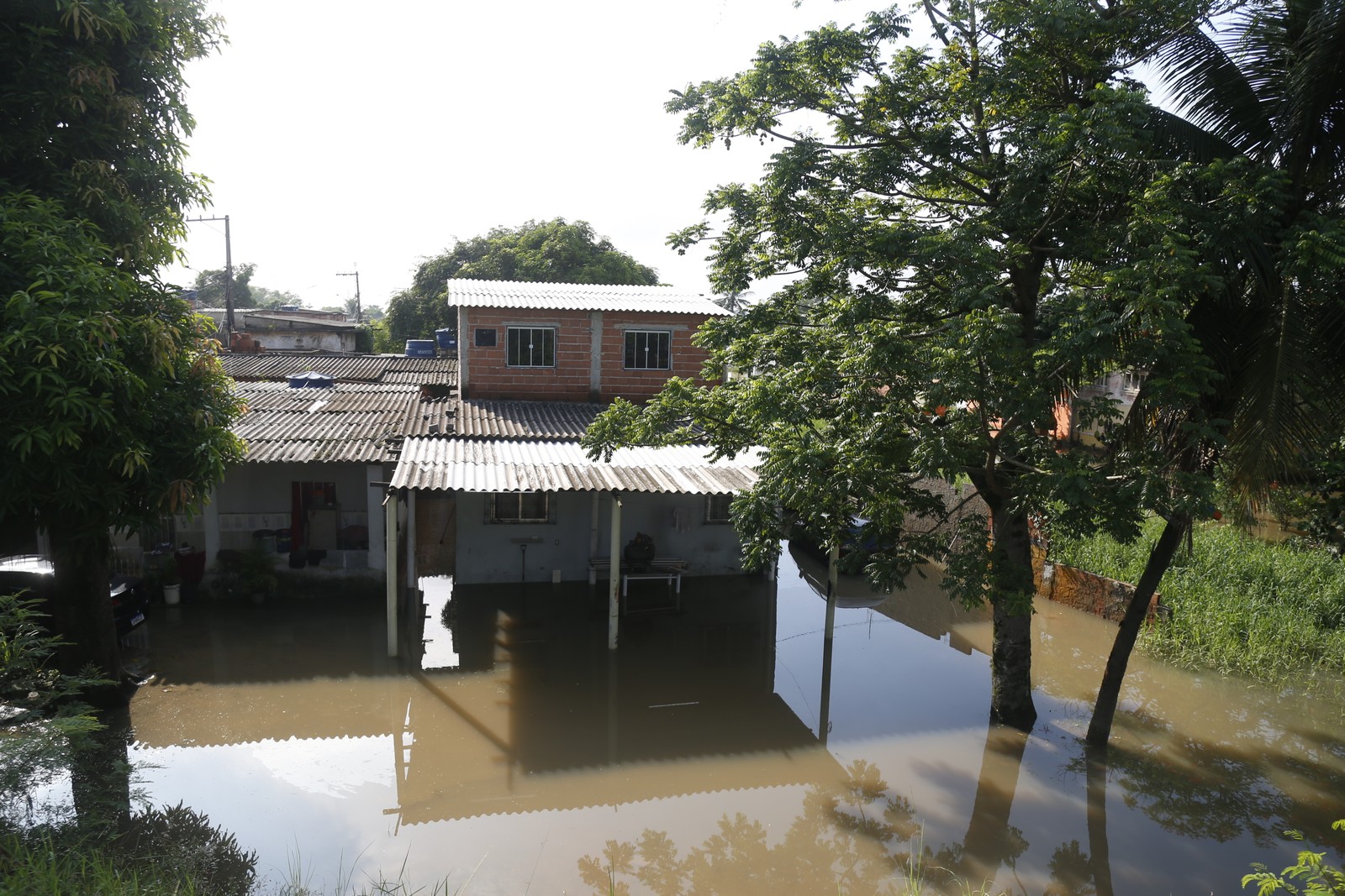 Segundo a prefeitura afirmou ao "Bom Dia Rio", oito máquinas serão enviadas para o bairro Amapá e cinco para o São Bento para tentar acelerar o escoamento. — Foto: FABIANO ROCHA