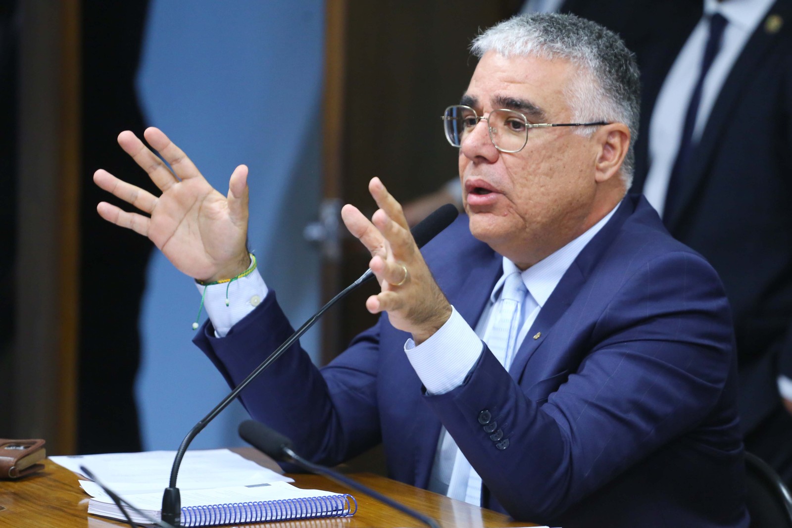 O senador Eduardo Girão (Novo-CE) na mesa da comissão. Foto: Vinicius Loures/Câmara dos Deputados