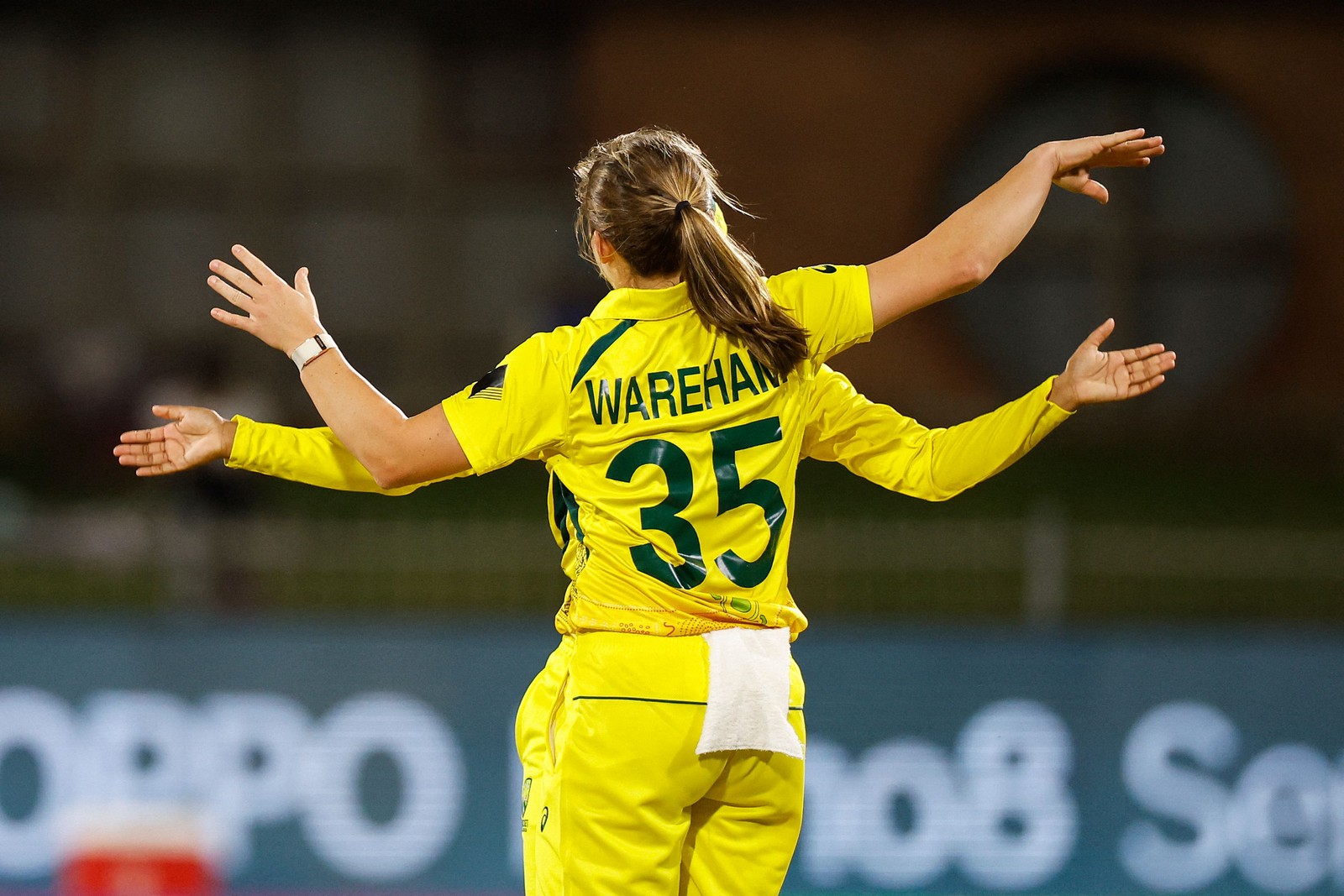 Australianas comemoram expulsão de adversária durante a Copa do Mundo de críquete   — Foto: MARCO LONGARI/AFP