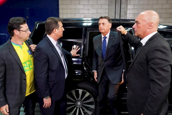 O presidente e candidato à reeleição, Jair Bolsonaro, chega aos estúdios da TV Globo no Rio para participar do debate presidencial.  — Foto: Stephanie Rodrigues/g1