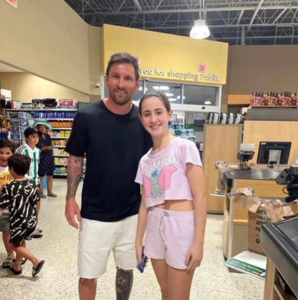 Lionel Messi posa com torcedora em supermercado de Miami — Foto: Reprodução/Twitter