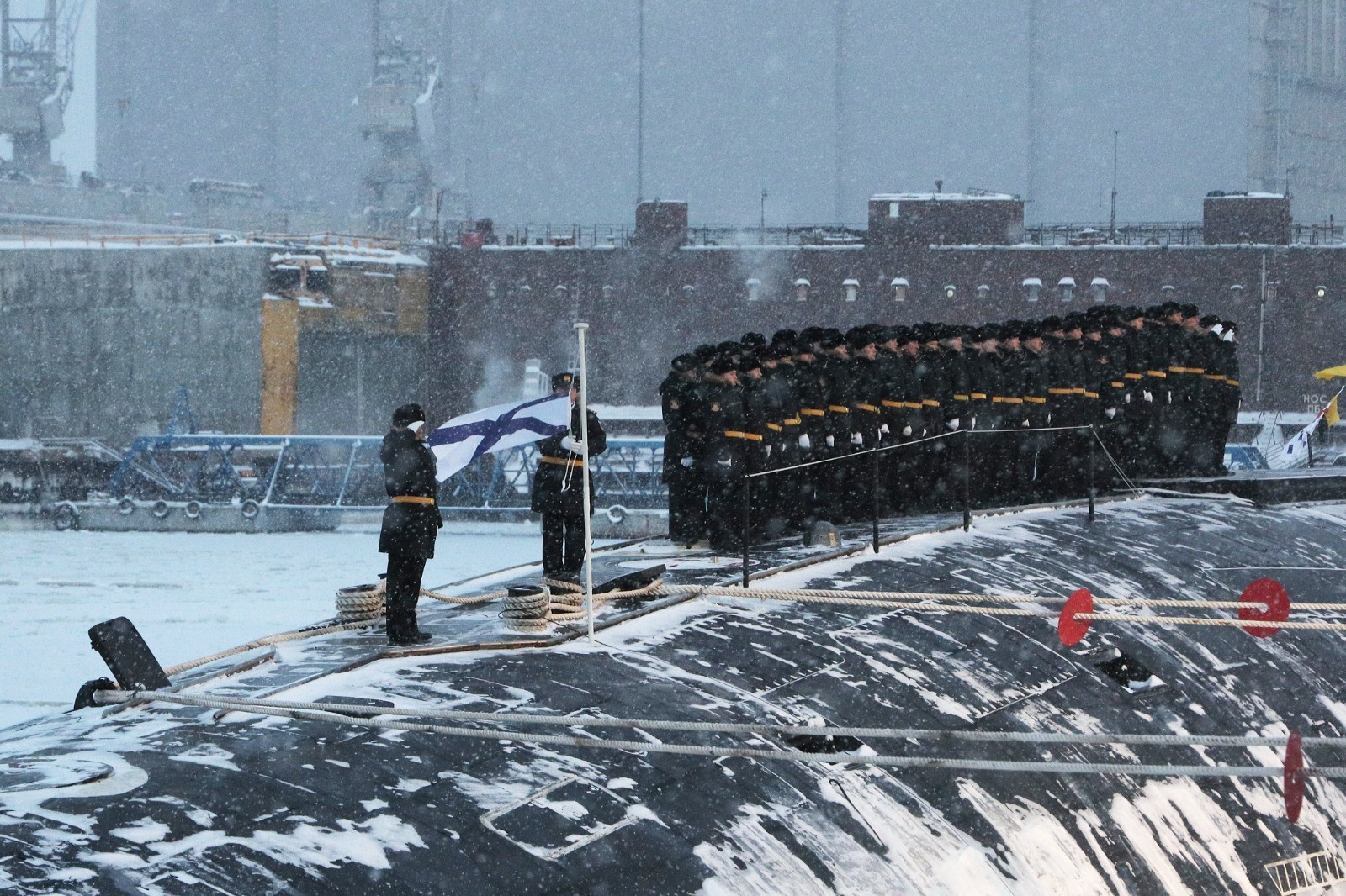 Cerimônia de hasteamento da bandeira liderada pelo presidente da Rússia no porto ártico de Severodvinsk — Foto: KIRILLIODAS/POOL/AFP