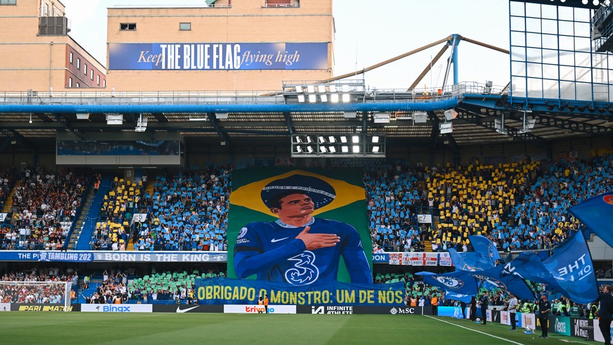 Thiago Silva recebe homenagem da torcida do Chelsea