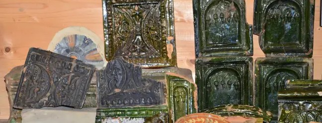 Azulejos e cerâmicas encontrados no local durante a pesquisa — Foto: Divulgação