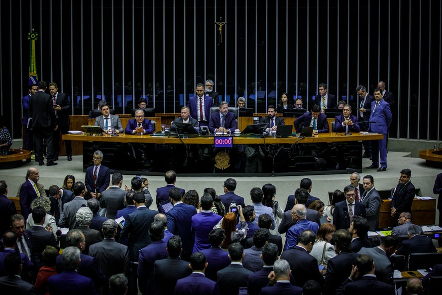 Penário da Câmara dos Deputados analisa a reglamentação da Reforma Tributária