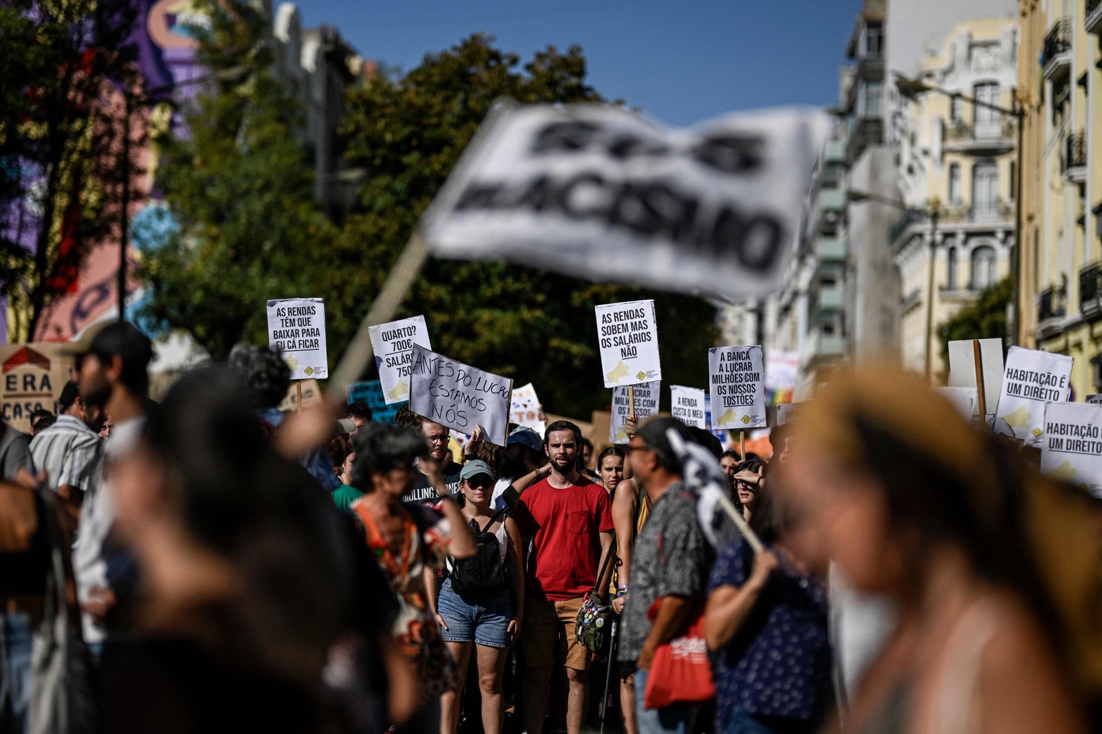 Manifestação em Lisboa por . Portugueses realizam ato nas ruas de lisboa por melhores condições de habitação e edidas de enfrentamento para a crise habitacional. — Foto: Patricia DE MELO MOREIRA / AFP