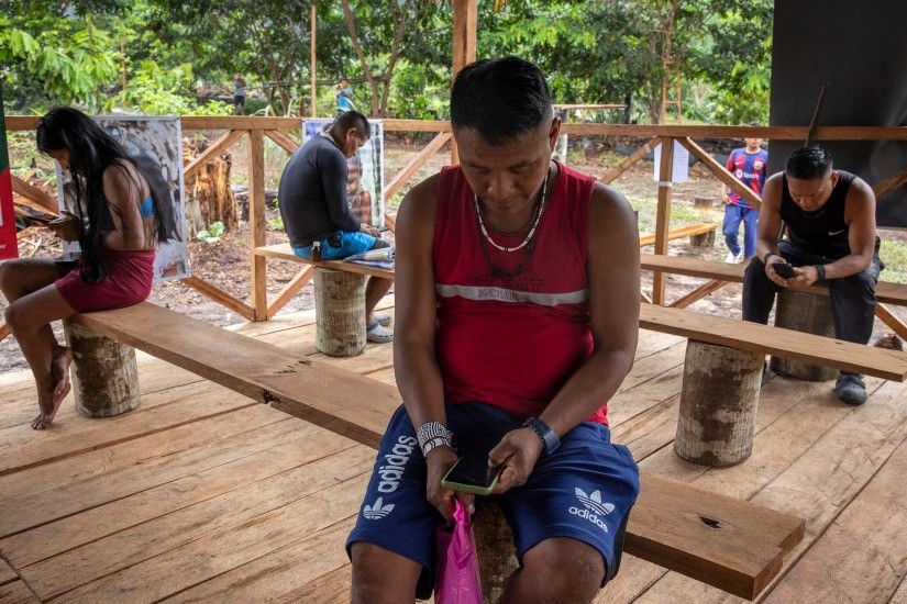 Chegada da Internet de alta velocidade em tribo remota na Amazônia revela perigos associados à conectividade digital — Foto: Victor Moriyama/The New York Times