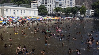 Banhistas se refrescam na Praia da Urca no último domingo do verão — Foto: Márcia Foletto