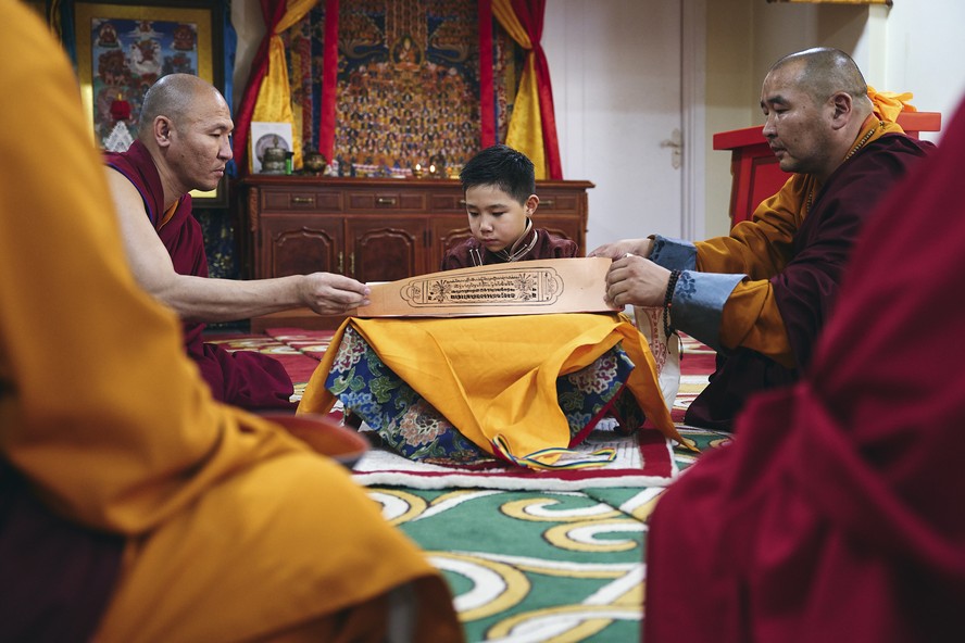 A. Altannar, criança nomeado reencarnação do Bogd, importante figura espiritual do budismo tibetano na Mongólia