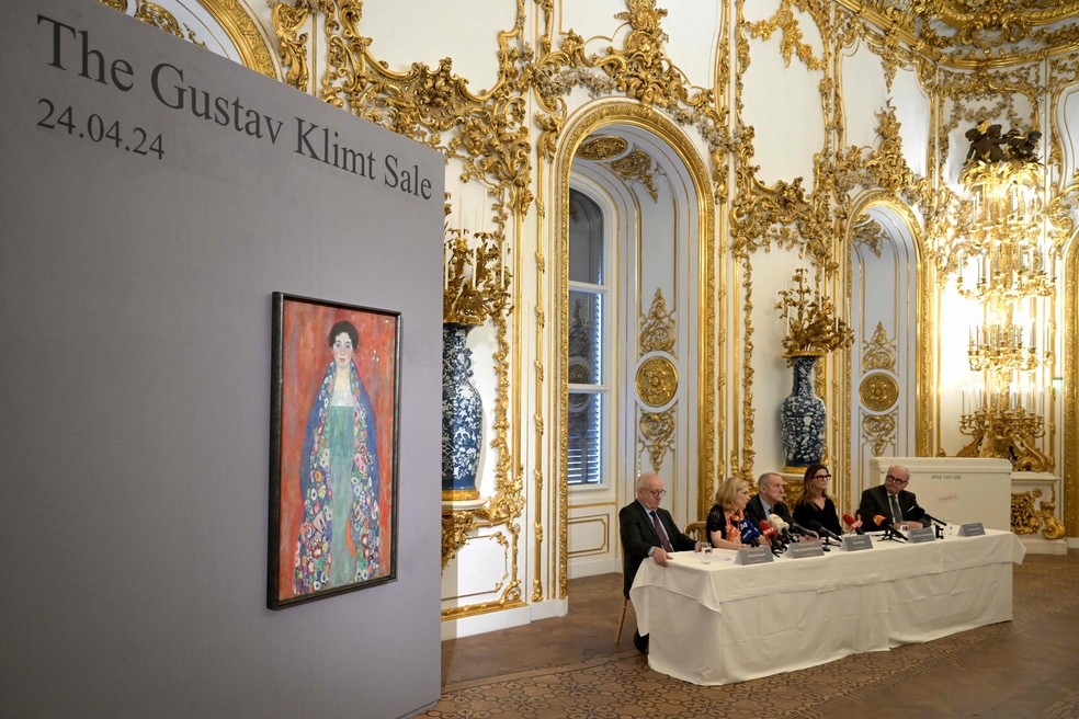 'Retrato da Senhorita Lieser', de Gustav Klimt, é apresentada em coletiva — Foto: Roland Schlager / AFP