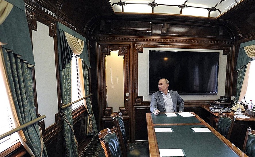 Imagem de 2012 mostra Vladimir Putin em vagão/sala de reuniões.