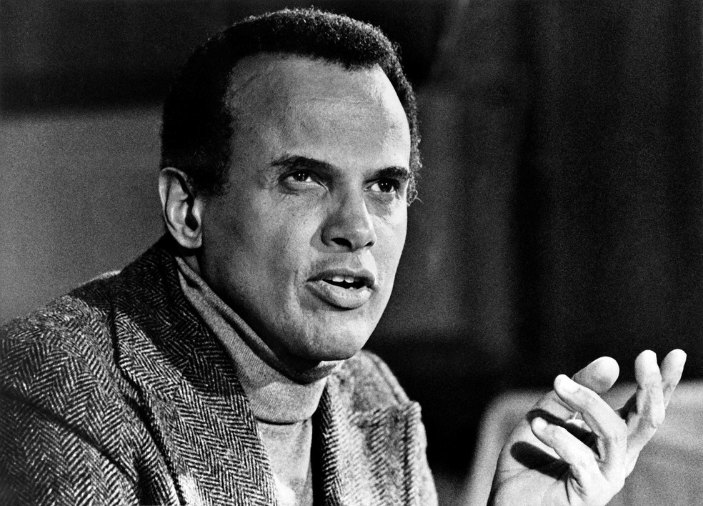 Nesta foto de arquivo tirada em 26 de outubro de 1976, o cantor e ativista dos direitos civis dos EUA, Harry Belafonte, fala em Paris — Foto: PRESSENS BILD / AFP