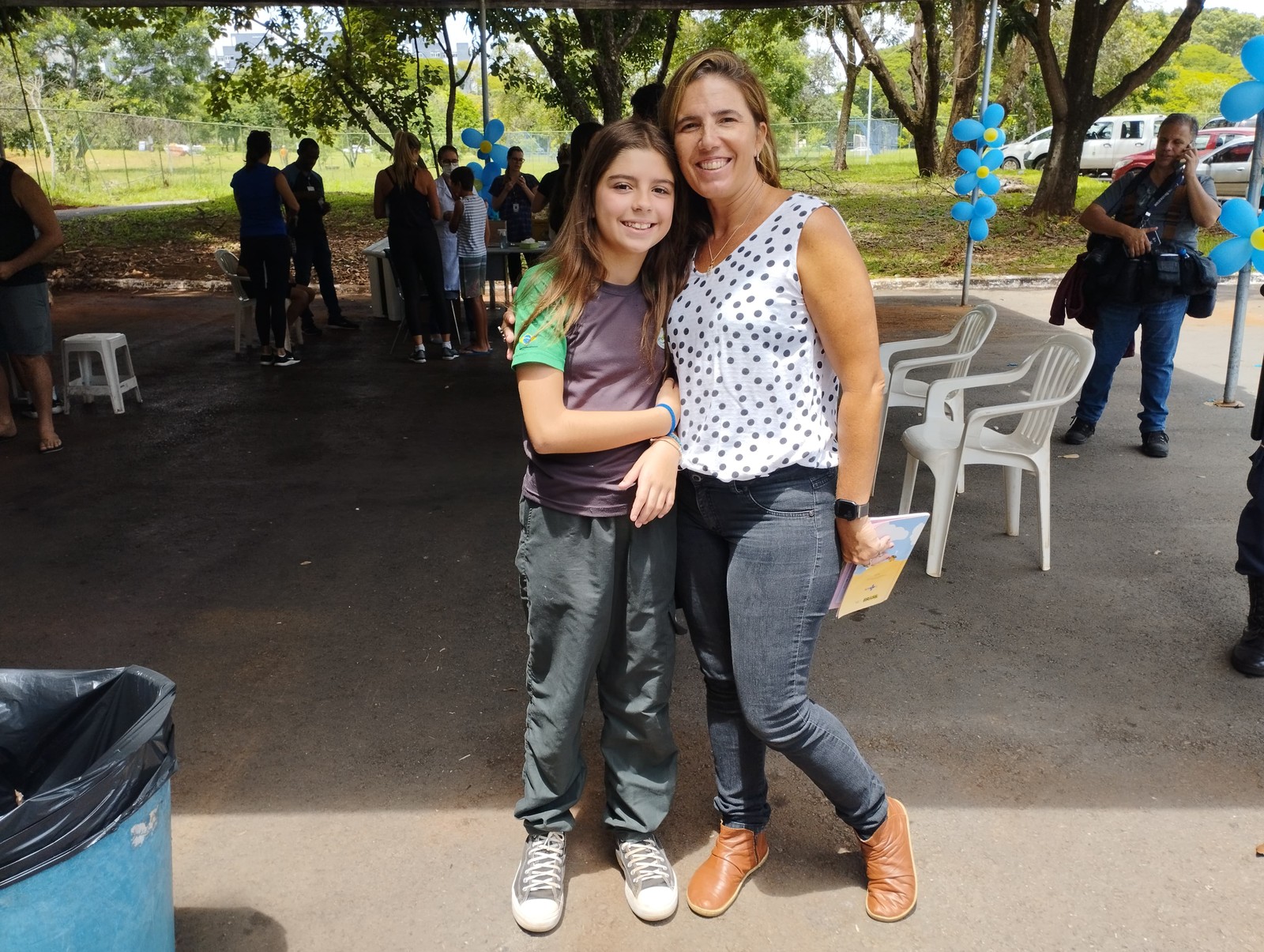 Malu Araújo, 11 anos, e a mãe, Juliana Araújo, na UBS 2 da Asa Norte, no primeiro dia de vacinação contra dengue — Foto: Karolini Bandeira/ O Globo