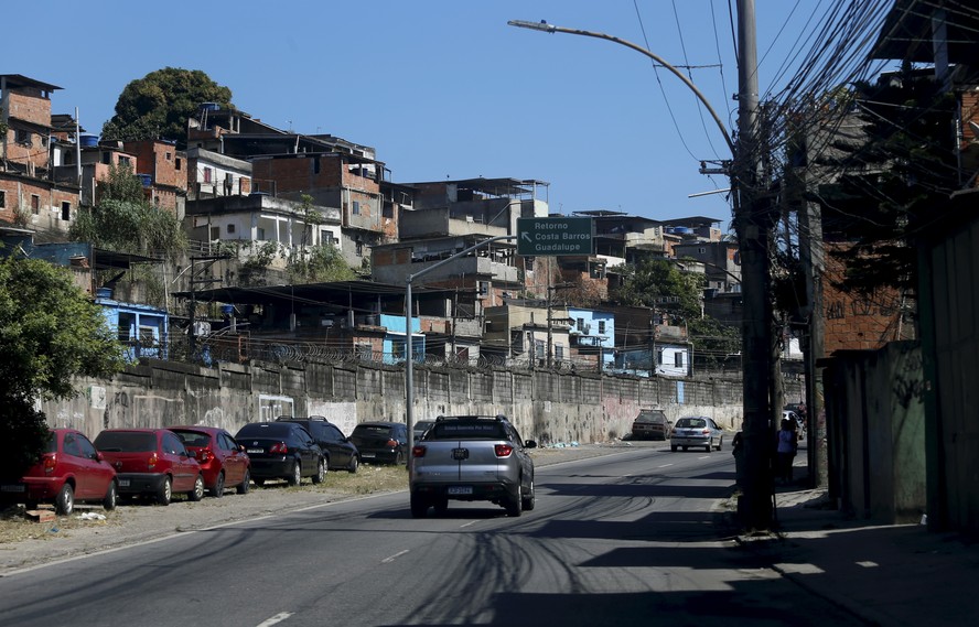 Um trecho da Martin Luther King Jr: avenida “espremida” por ocupações irregulares