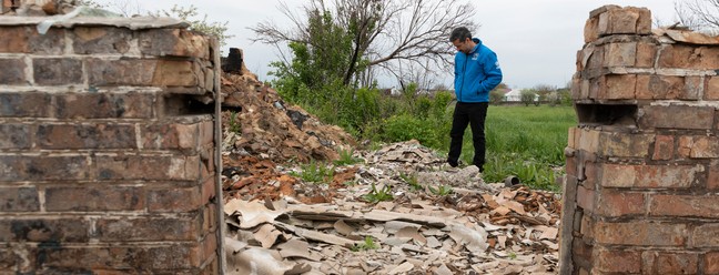 Alfonso Herrera visita casa completamente destruída por bombardeios em Kiev durante missão humanitária com o Acnur — Foto: Jordi Matas/Acnur