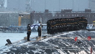 Cerimônia de hasteamento da bandeira liderada pelo presidente da Rússia no porto ártico de Severodvinsk — Foto: KIRILLIODAS/POOL/AFP