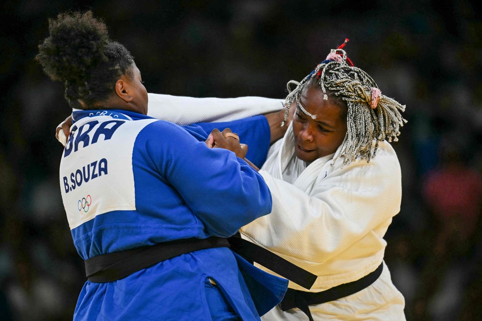 Beatriz Souza derrota francesa Romane Dicko e está na final do judô em Paris-2024 — Foto: Luis ROBAYO / AFP