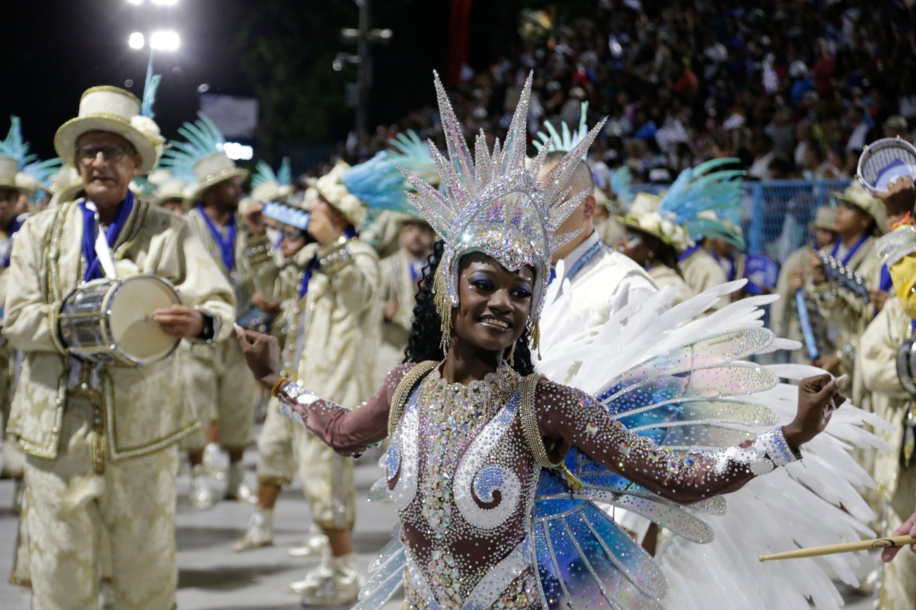 Lorena Raíssa, 16 anos, estreia como rainha de bateria da Beija-Flor — Foto: Domingos Peixoto