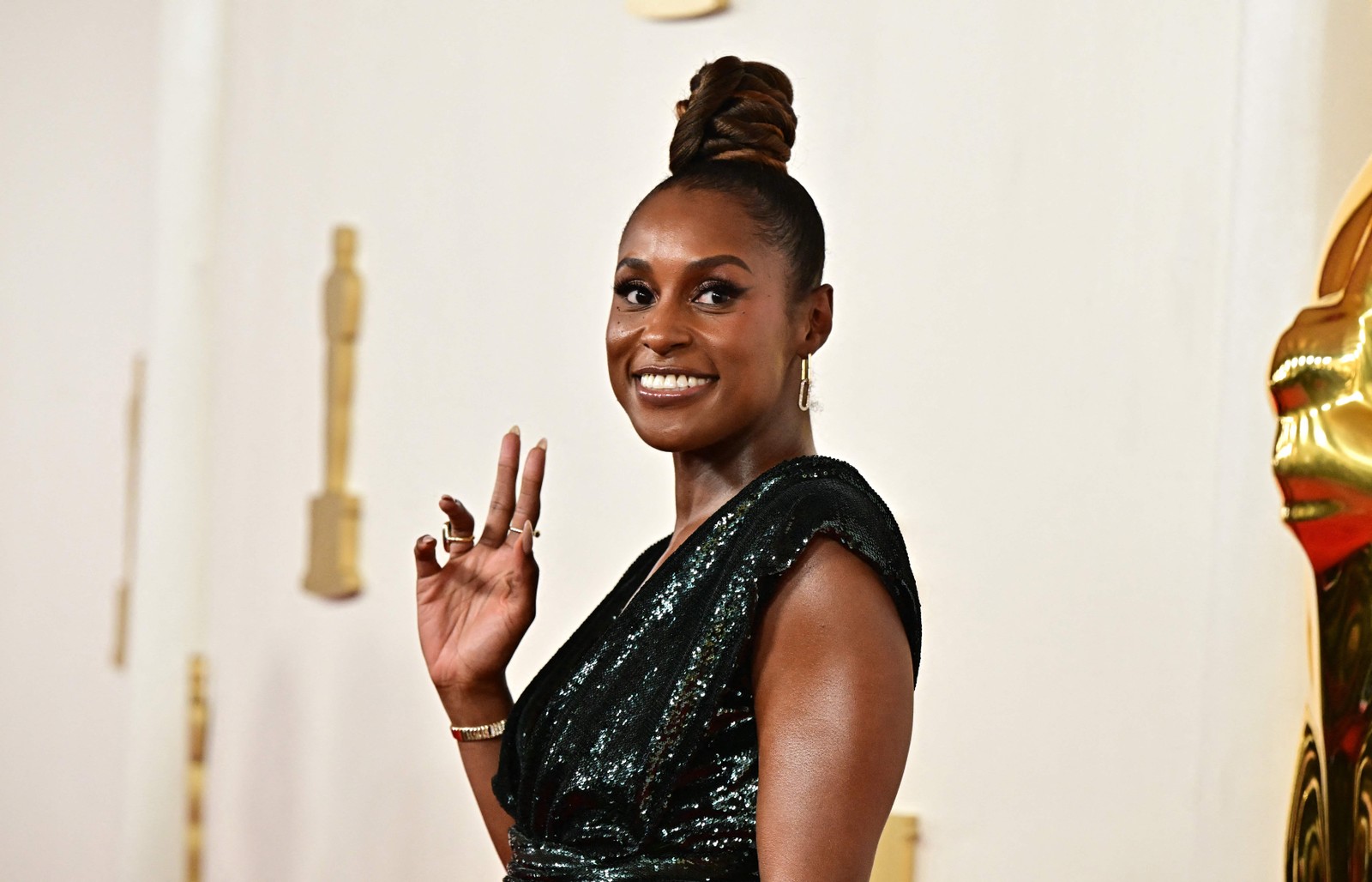 Issa Rae com um coque no toque da cabeça — Foto: Frederic J. Brown / AFP