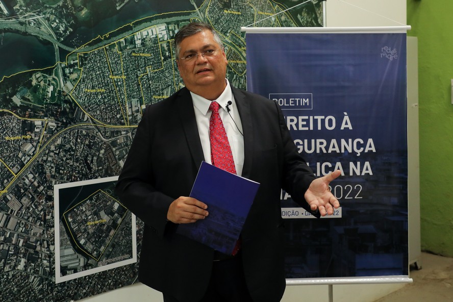 Flávio Dino durante a agenda no Complexo da Maré