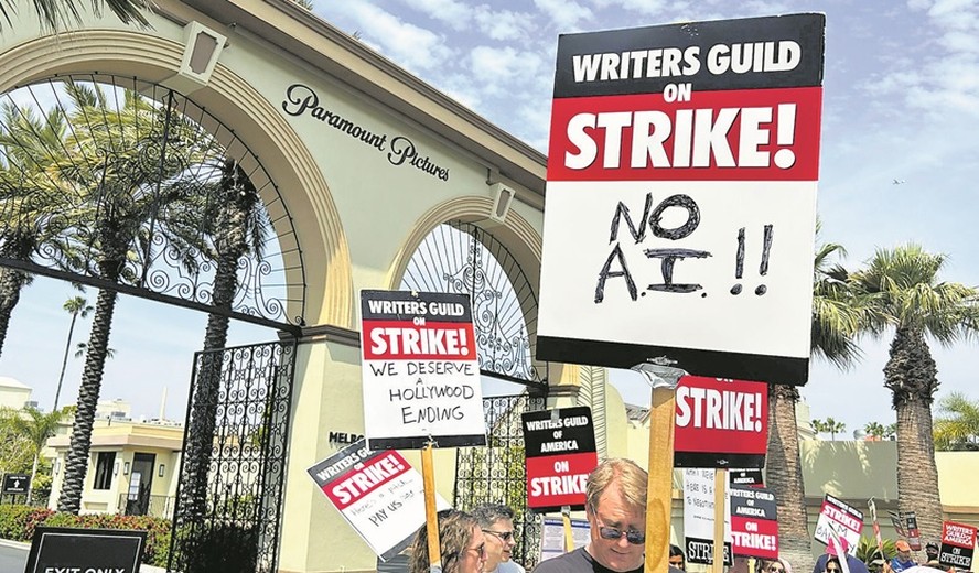 Cartaz contra Inteligência Artificial em ato pró-greve dos roteiristas em Hollywood