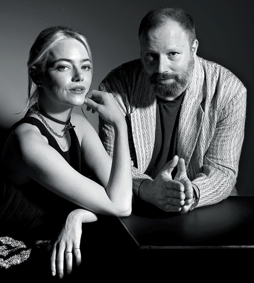 Emma Stone fala sobre o trabalho com o diretor Yorgos Lanthimos: “Com ele, posso chorar se estiver enlouquecendo com alguma coisa, o que aconteceu muitas vezes”