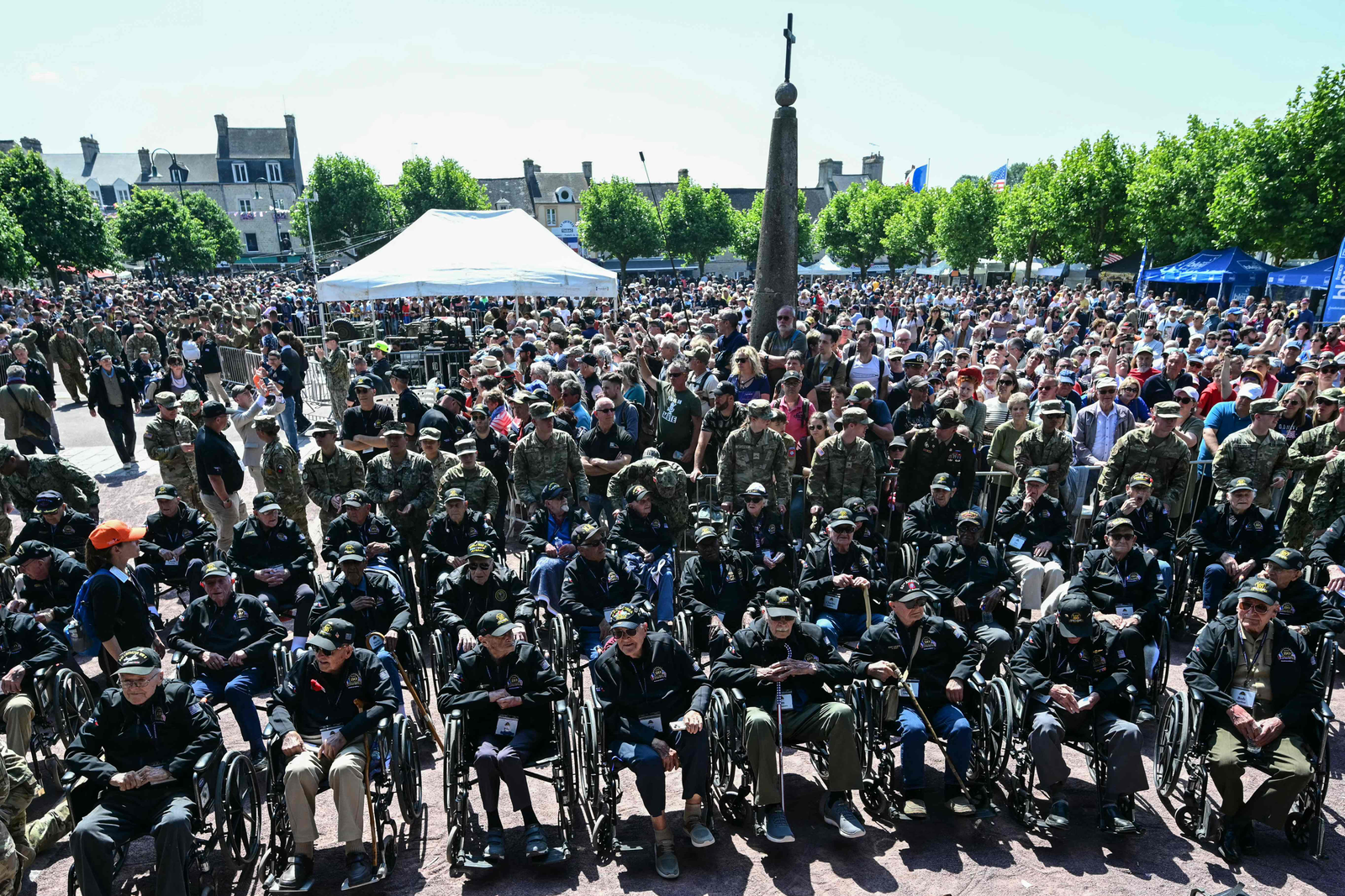 Veteranos dos EUA da Segunda Guerra Mundial se reúnem no centro da cidade de Sainte-Mere-Eglise, noroeste da França, em 5 de junho de 2024, como parte das comemorações do "Dia D" que marcam o 80º aniversário do desembarque dos Aliados da Segunda Guerra Mundial na Normandia. — Foto: MIGUEL MEDINA / AFP