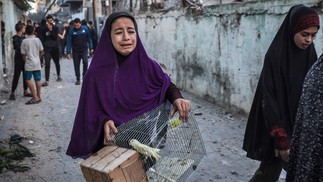 Após 100 dias de guerra, ao menos 23,357 civis morreram. A maior parte das vítimas são mulheres e crianças — Foto: AFP