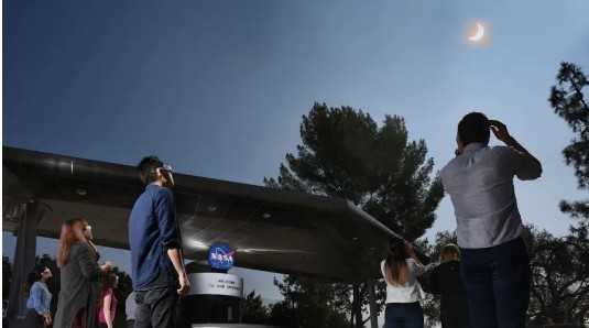 Pessoas utilizam proteção correta para assistir ao eclipse