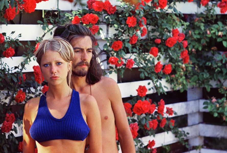 Pattie Boyd e George Harrison em Esher, Inglaterra, em 1968, em uma imagem fornecida pela Christie's Images Ltd