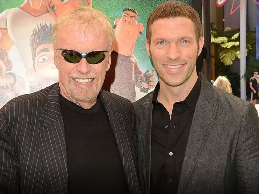 Fundador da Nike, Phil Knight posa ao lado do filho Travis