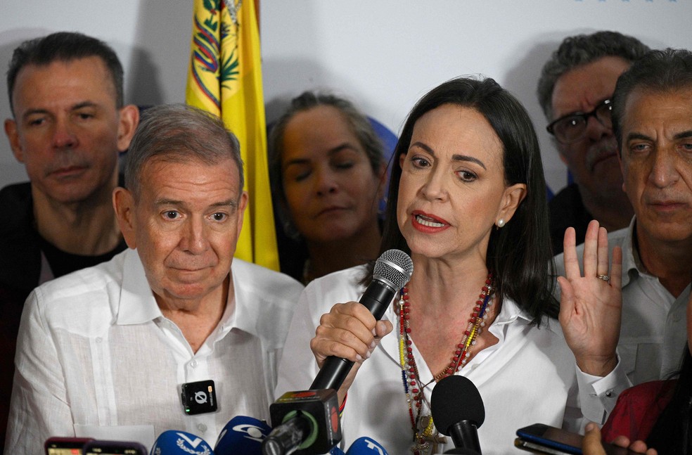 María Corina Machado e o candidato a presidente da oposição Edmundo González participam de entrevista coletiva em Caracas para denunciar fraude eleitoral — Foto: Federico Parra/AFP