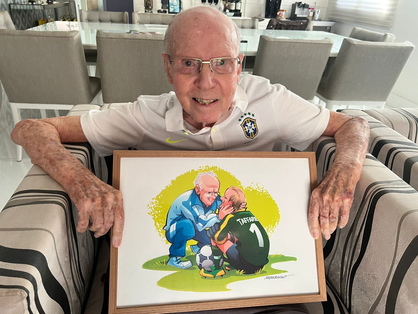 Zagallo com o desenho feito em sua homenagem — Foto: Arquivo Pessoal