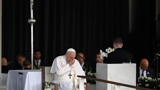 Papa Francisco chega ao Santuário de Fátima, em Portugal, durante Jornada Mundial da Juventude — Foto: Patricia DE MELO MOREIRA / AFP