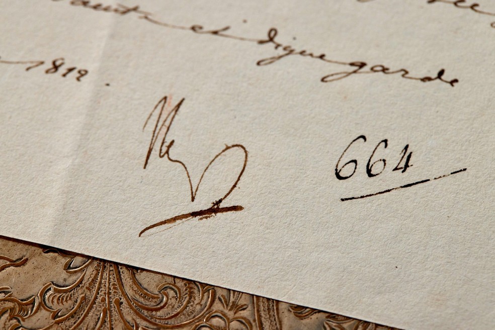 Detalhe da assinatura de Napoleão Bonaparte em cartas escritas durante invasão russa — Foto: The Raab Collection Philadelphia / AFP