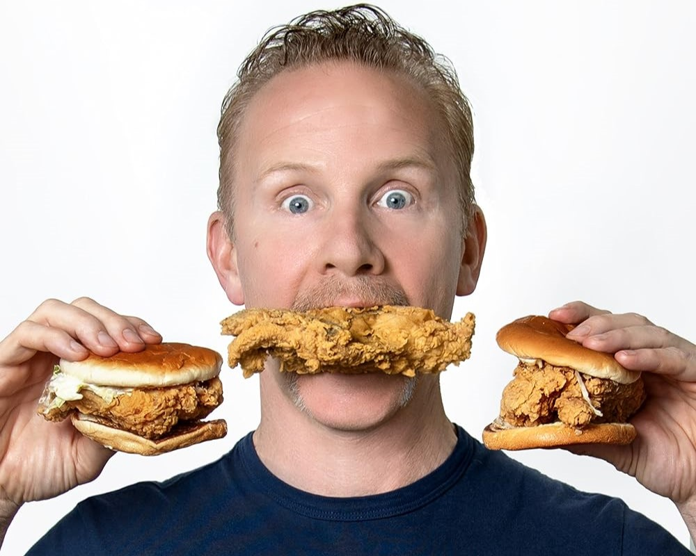 Morgan Spurlock em 'Super Size Me 2: Holy Chicken!' — Foto: Divulgação