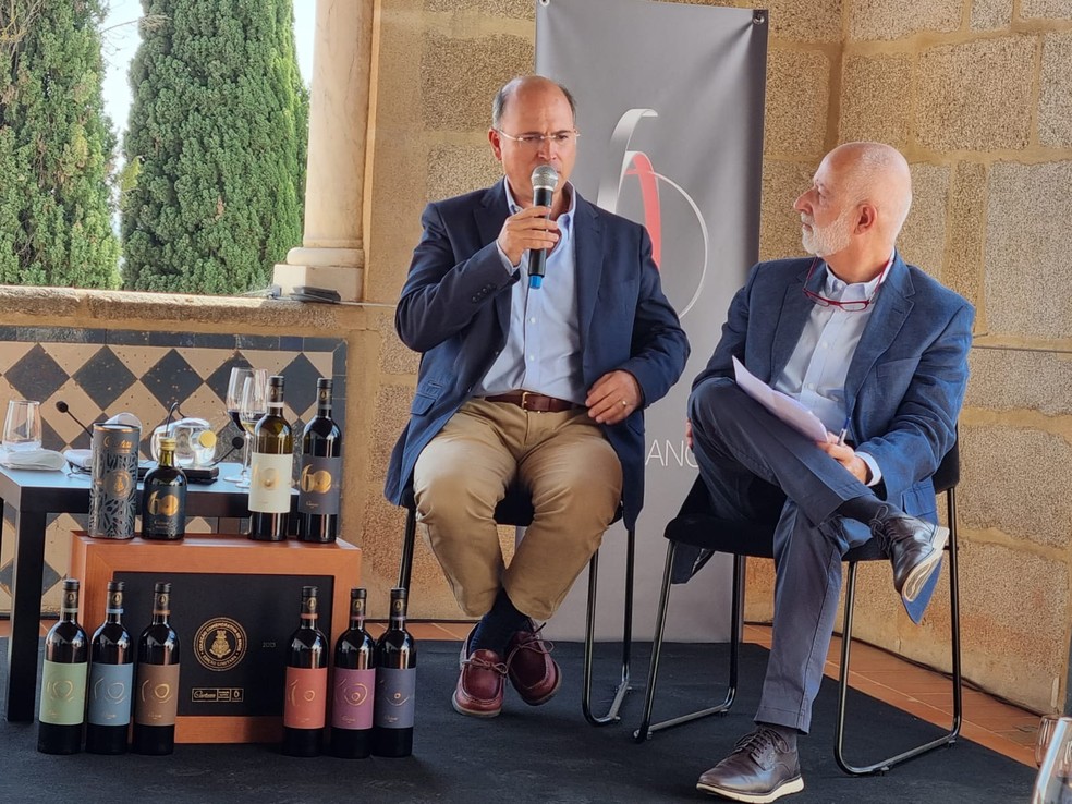 O enólogo Pedro Baptista ao lado do crítico de vinhos Luís Lopes — Foto: Cláudia Meneses / Agência O Globo