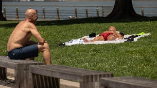 Pessoas sentam-se ao longo do rio Hudson durante uma onda de calor em 20 de junho de 2024 na cidade de Nova York. O calor mortal que cobriu recentemente os EUA, o México e a América Central tornou-se 35 vezes mais provável devido ao aquecimento global, disseram cientistas climáticos da World Weather Attribution (WWA) em 20 de junho. — Foto: Yuki IWAMURA / AFP
