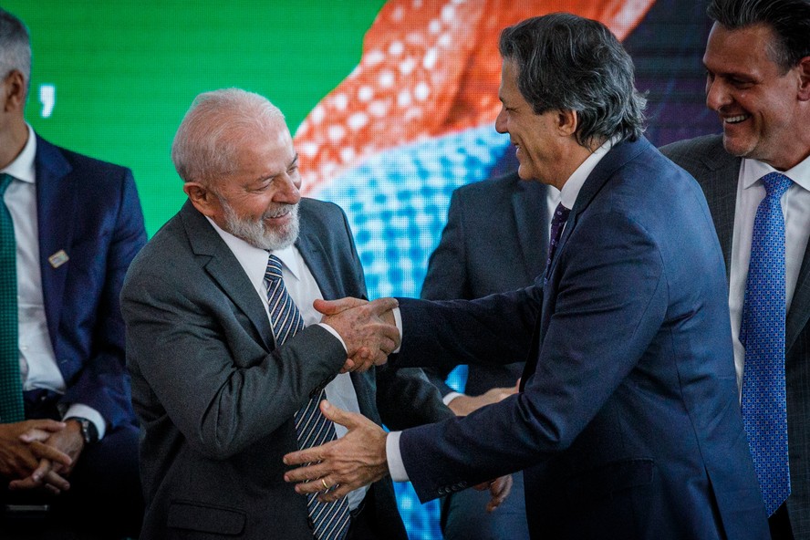 O presidente Lula e  o ministro da Fazenda, Fernando Haddad, durante o lançamento do Plano Safra, nesta quarta-feira, em Brasília