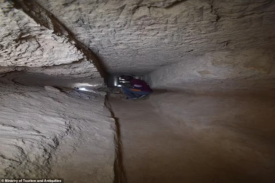 A arqueóloga Kathleen Martinez, da Universidade Autônoma de Santo Domingo, acredita estar no caminho certo depois de descobrir o túnel esculpido na rocha — Foto: Divulgação/Ministério do Turismo e Antiguidades