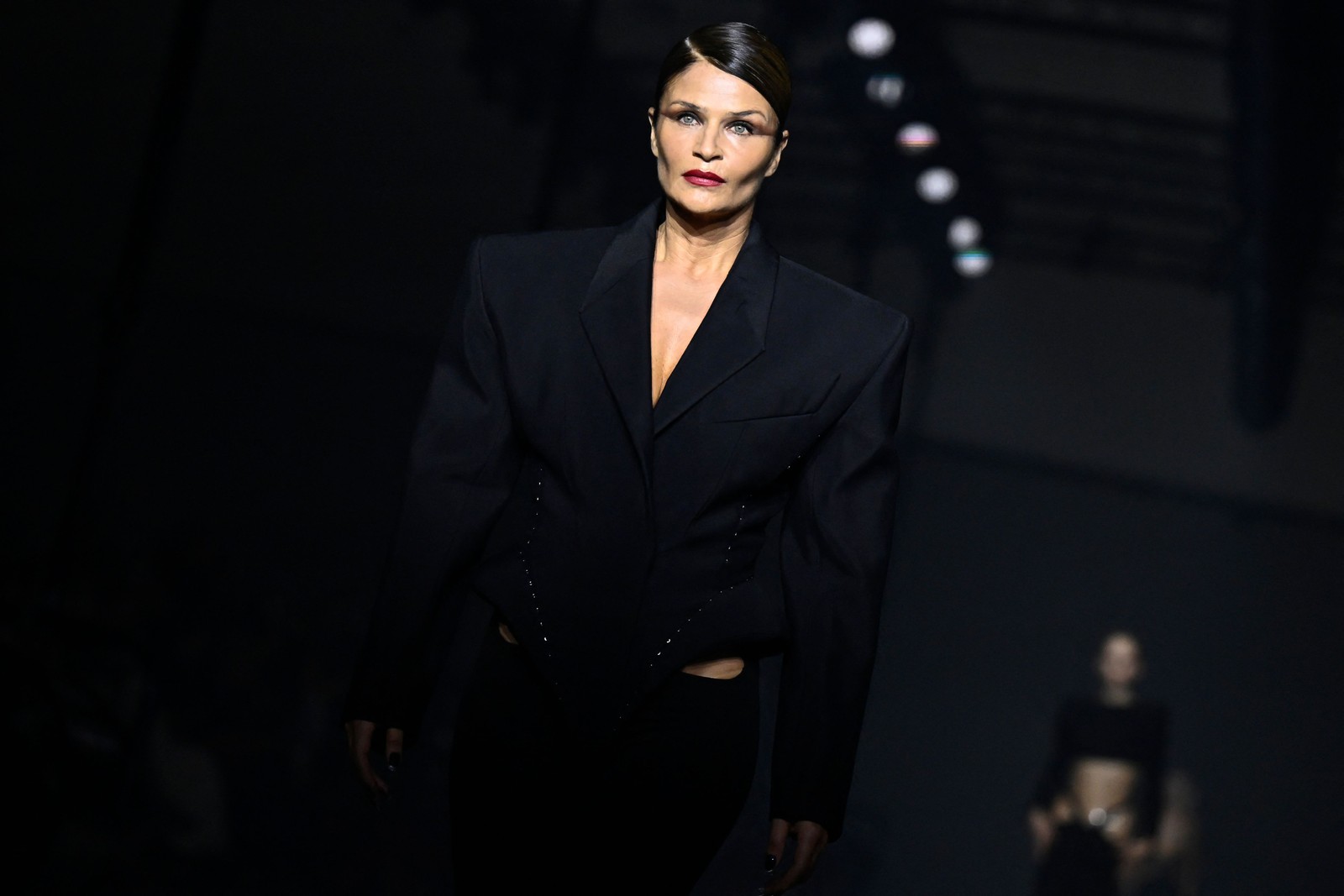 Helena Christensen, em desfile no Paris Fashion Week — Foto: Julien de Rosa/AFP