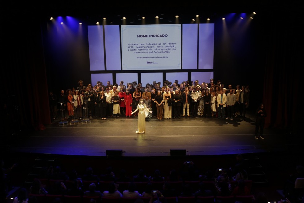 Todos os indicados ao Prêmio APTR 2024 sobem ao palco do Teatro Carlos Gomes — Foto: Alexandre Cassiano